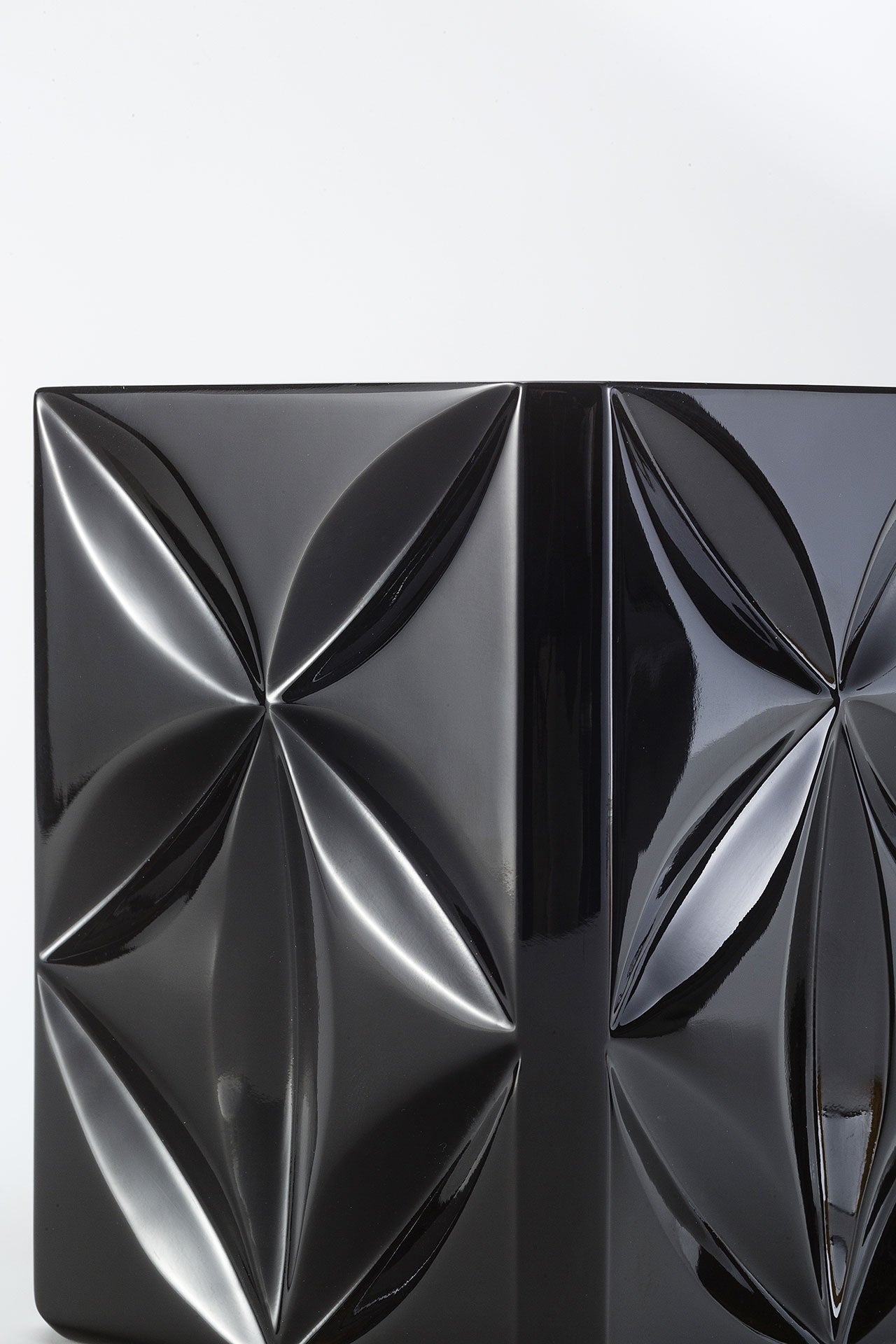 Lipe Candle - Shiny Black Crystal Geometric Floral Patterns